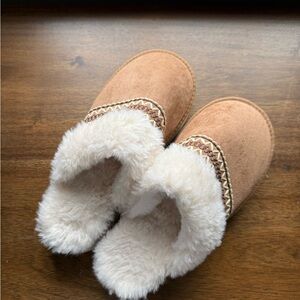 Amazon Women's Tan and Cream Slippers